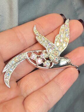 Sarah Coventry Vintage Dove Bird Brooch Gold Tone Multicolor Glass 2.5"